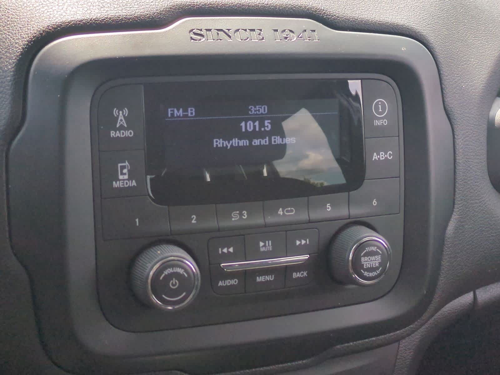 Thumbnail: 2016 Jeep Renegade - 29