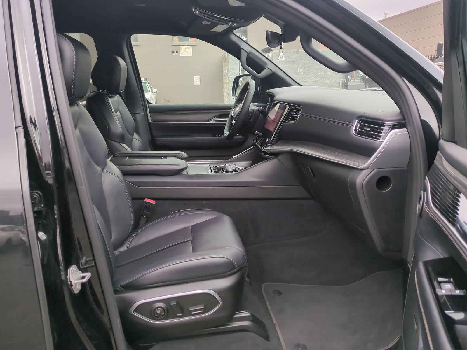 Thumbnail: 2024 Jeep Wagoneer - 21