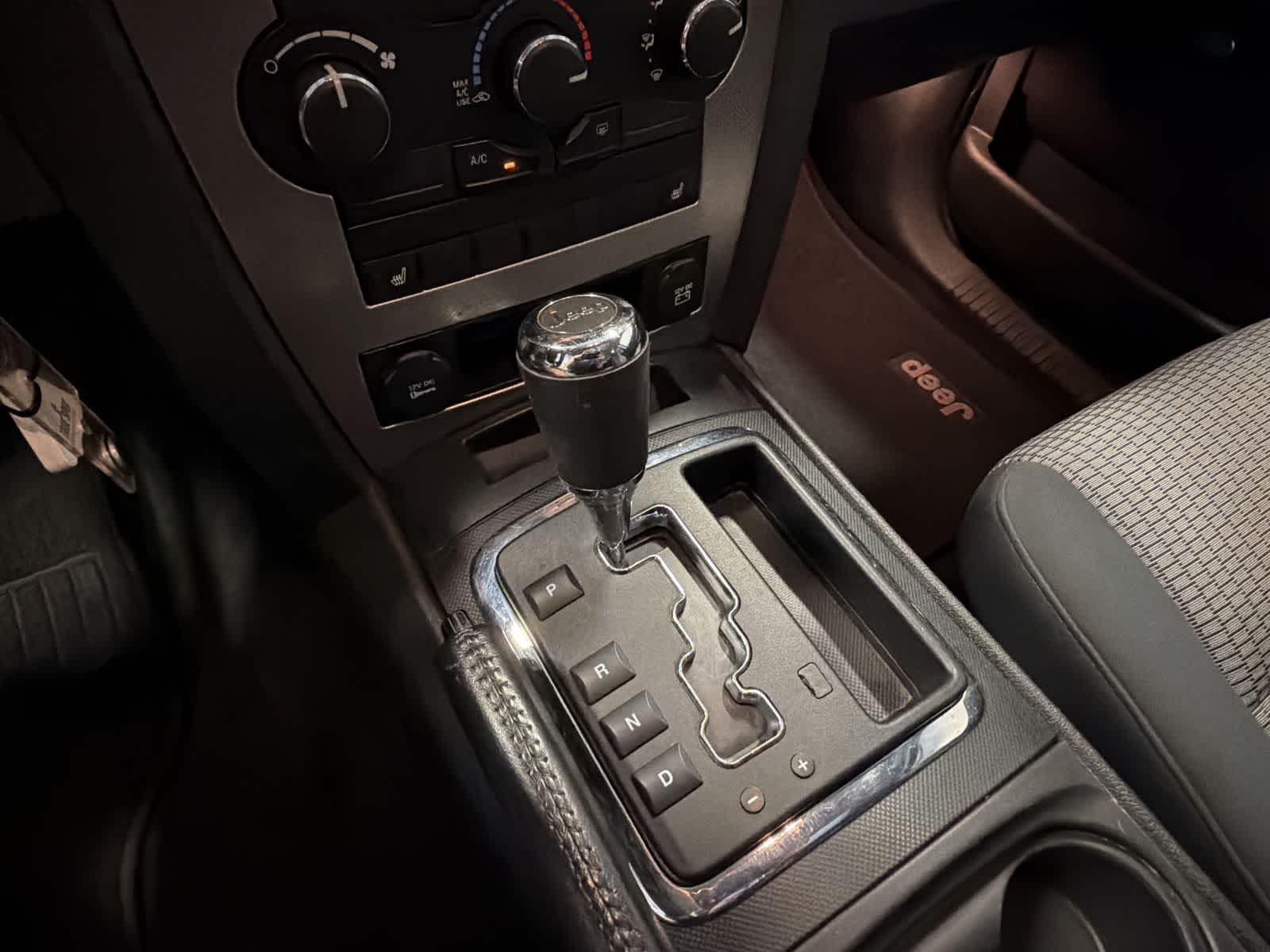 Thumbnail: 2010 Jeep Grand Cherokee - 32