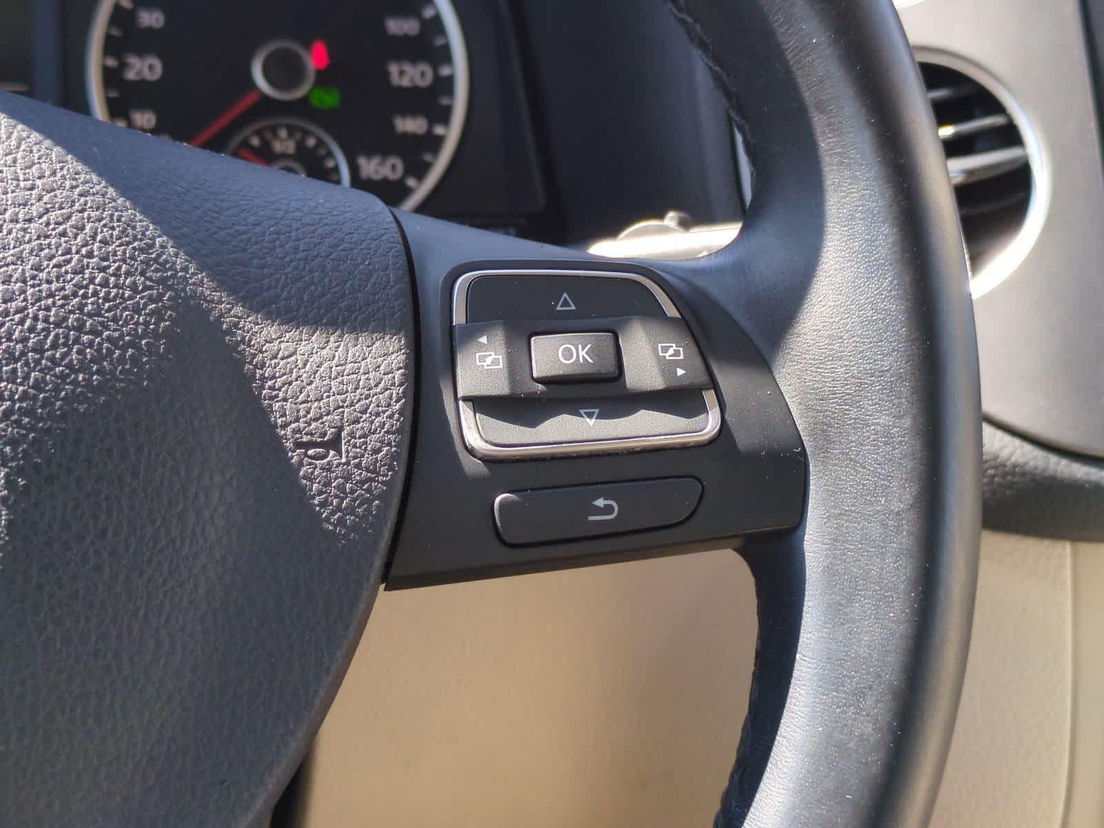 Thumbnail: 2011 Volkswagen Tiguan - 26