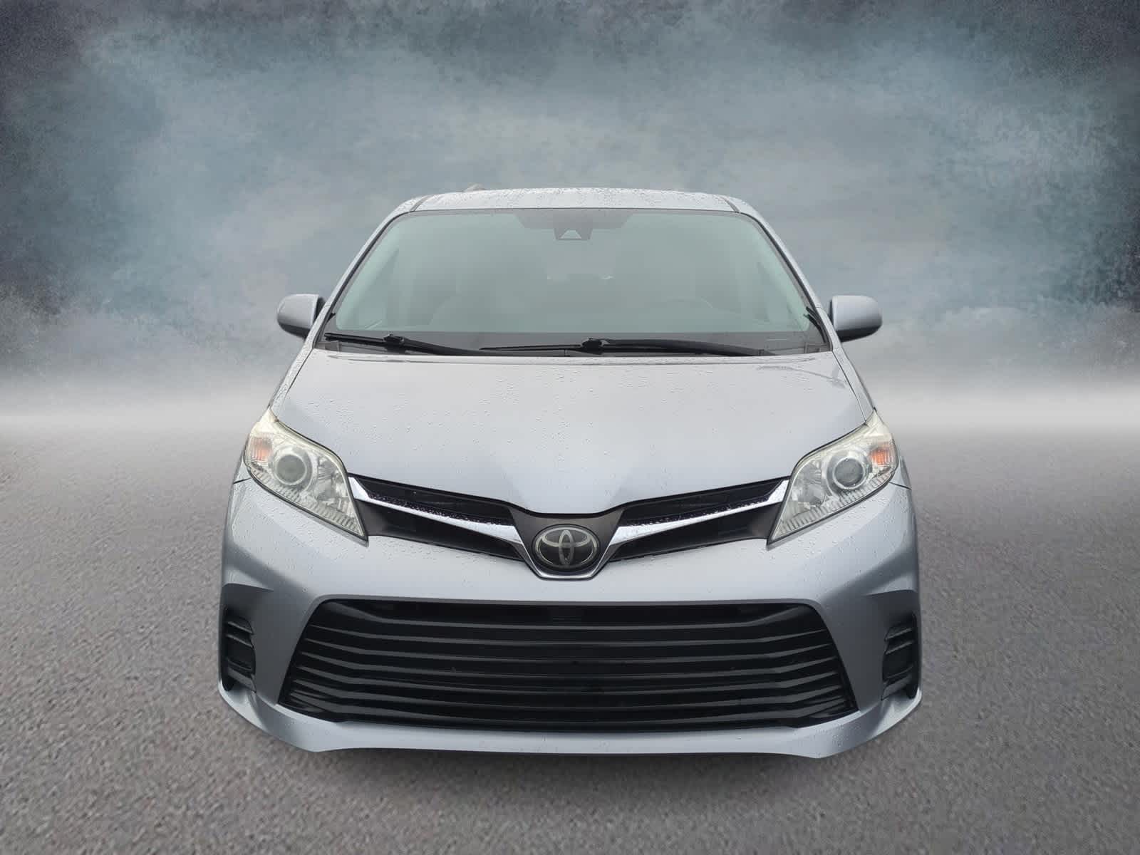 Thumbnail: 2018 Toyota Sienna - 3