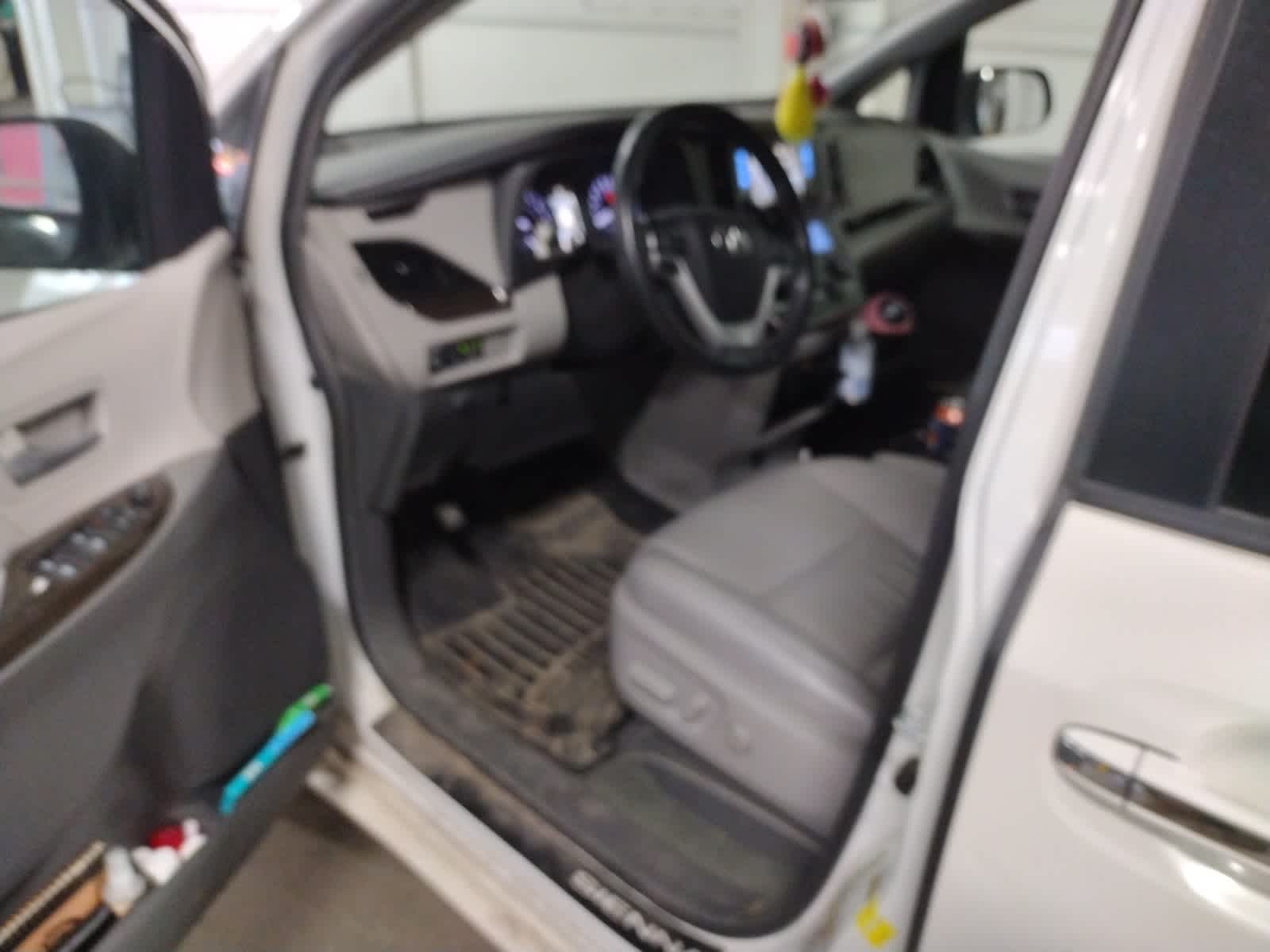 Thumbnail: 2017 Toyota Sienna - 6