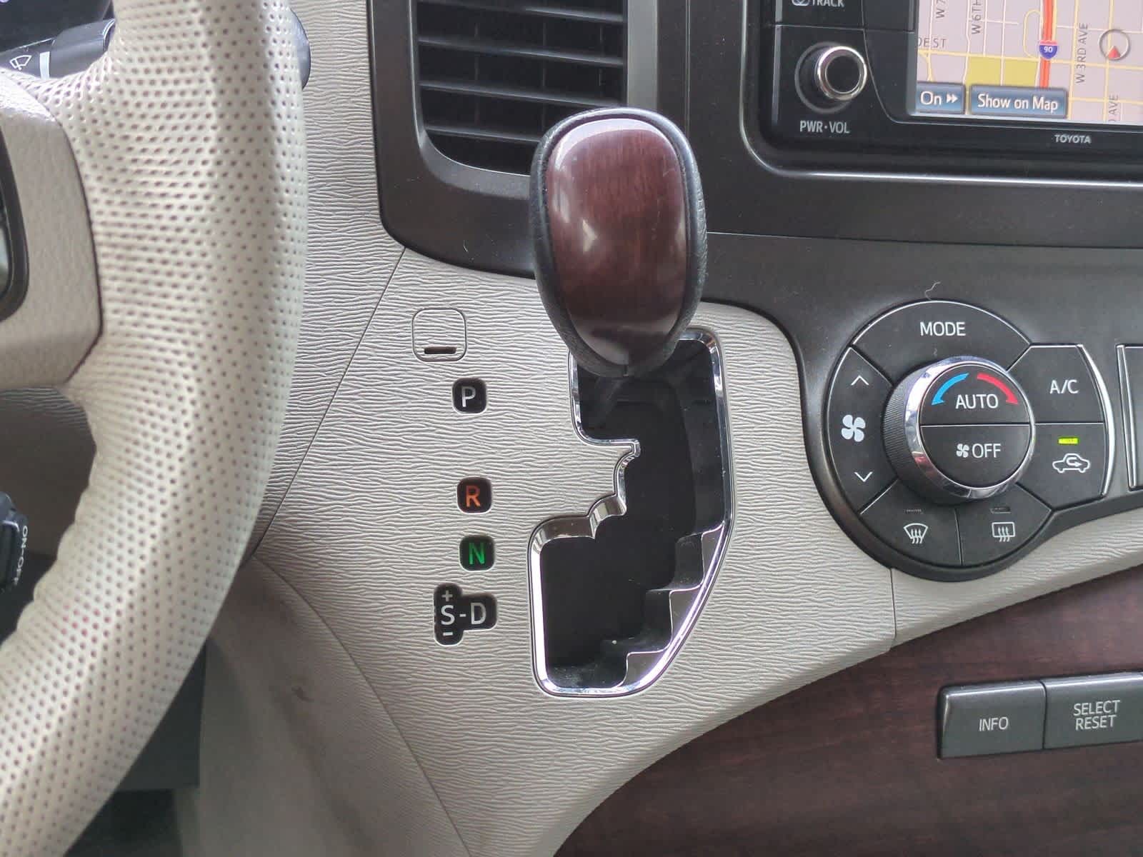 Thumbnail: 2013 Toyota Sienna - 33