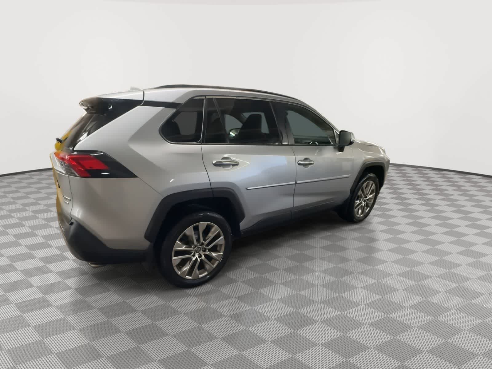 Thumbnail: 2019 Toyota RAV4 - 8
