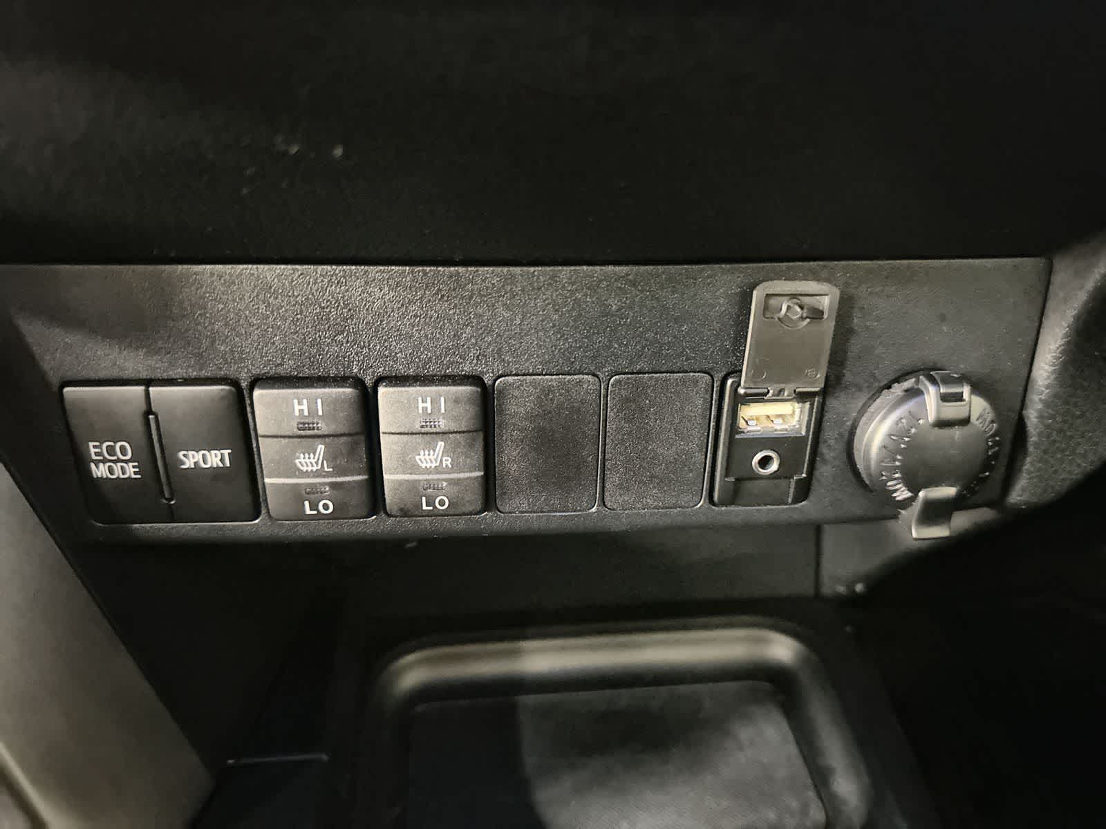Thumbnail: 2018 Toyota RAV4 - 31
