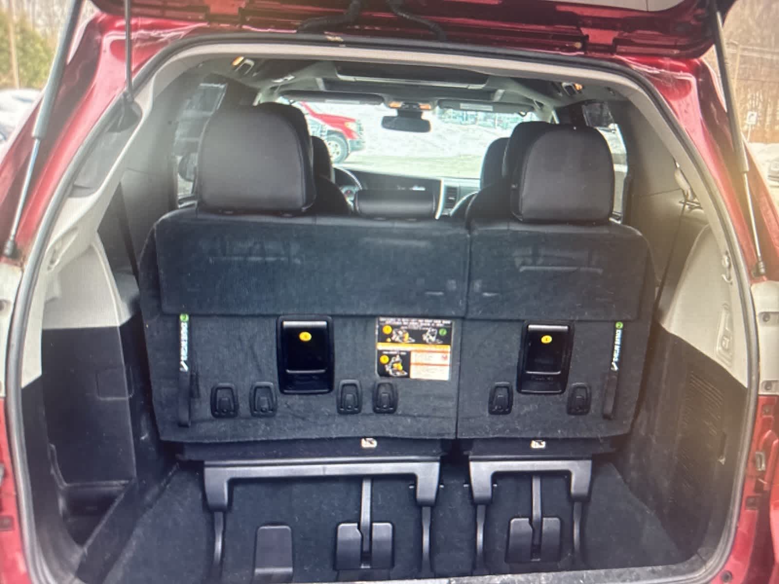 Thumbnail: 2019 Toyota Sienna - 23