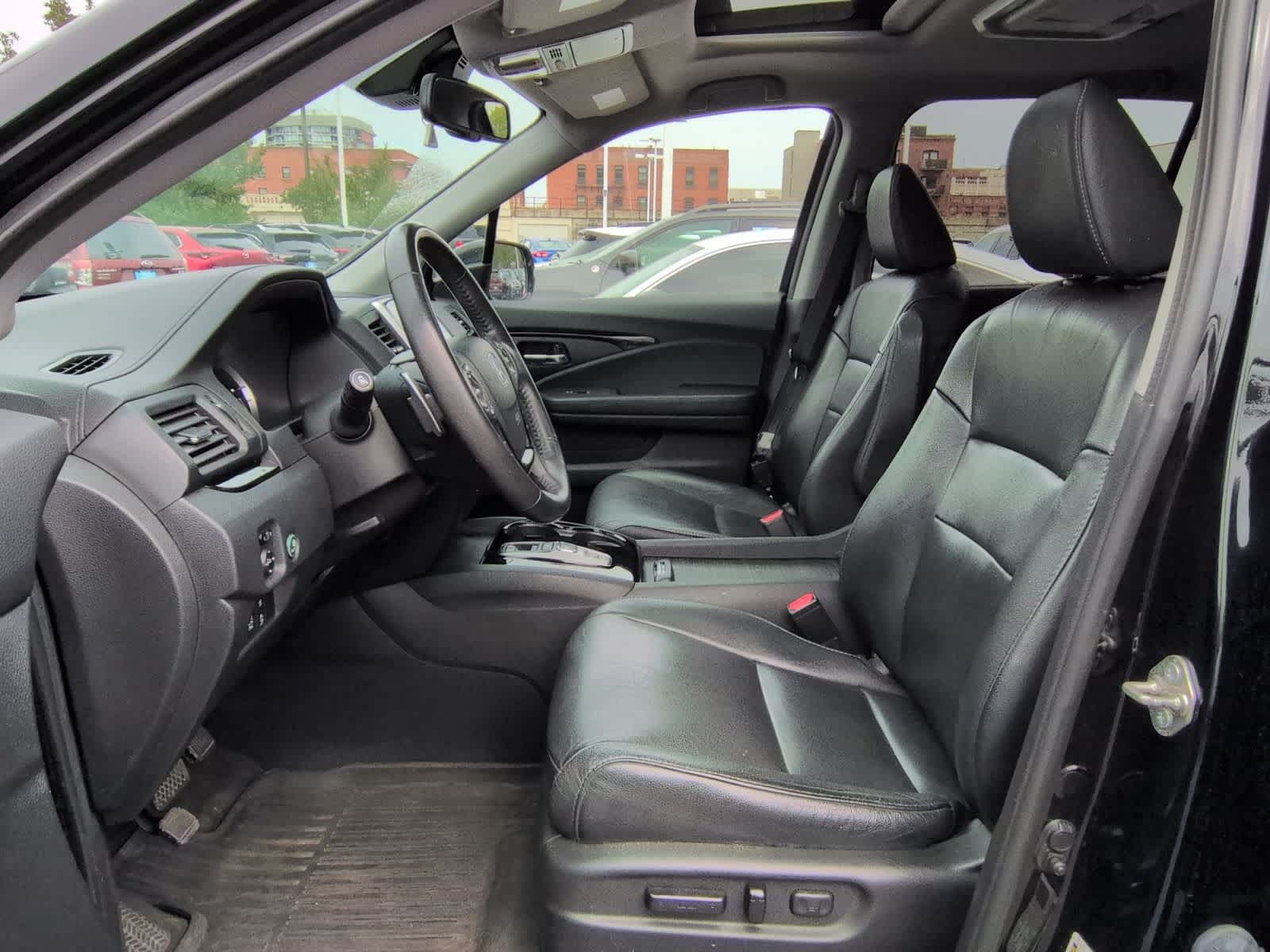 Thumbnail: 2017 Honda Pilot - 17