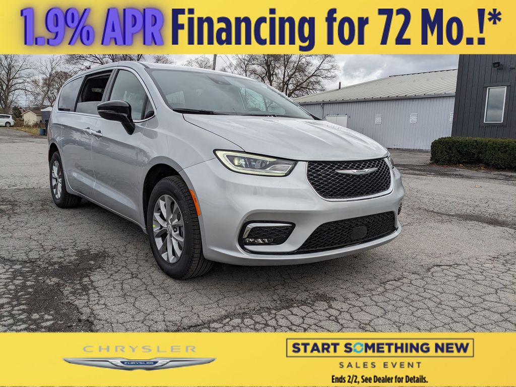 2026 Chrysler Pacifica Select's photo