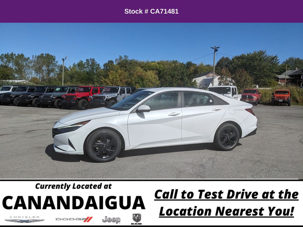 2022 Hyundai Elantra SEL photo 3