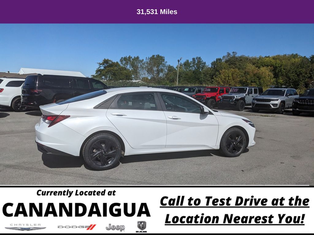 2022 Hyundai Elantra SEL photo 2