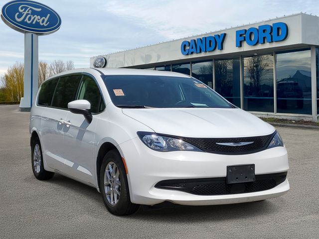 2023 Chrysler Voyager LX's photo