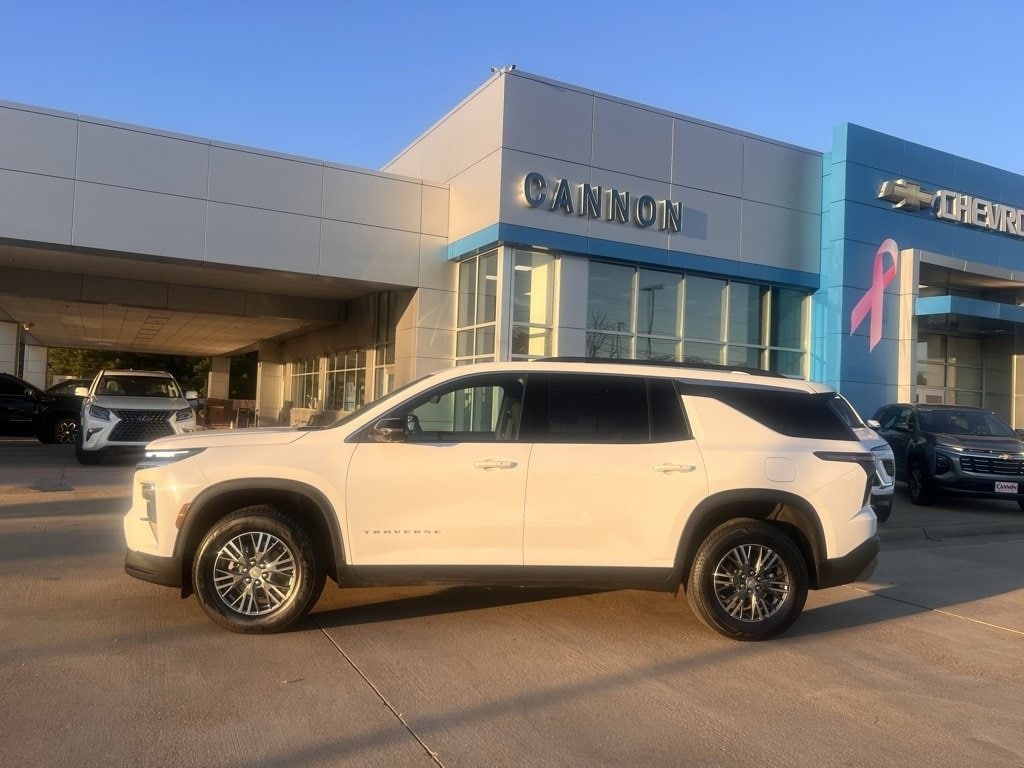 Used 2024 Chevrolet Traverse LT SUV
