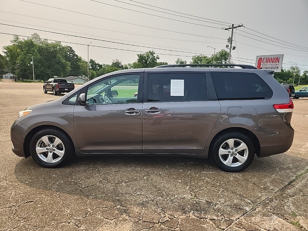 2014 Toyota Sienna L photo 2