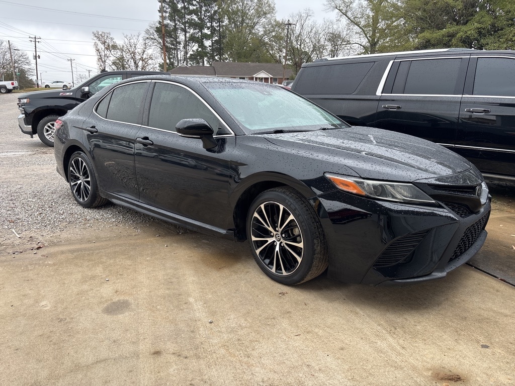 2018 Toyota Camry SE's photo