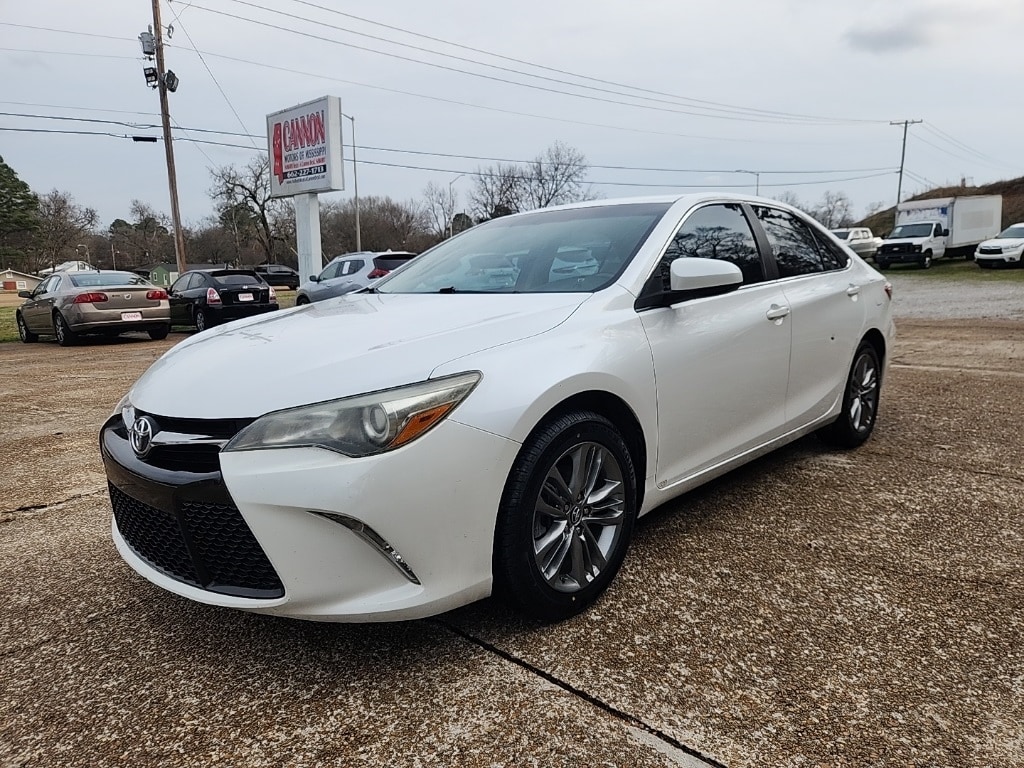 2016 Toyota Camry Special Edition's photo