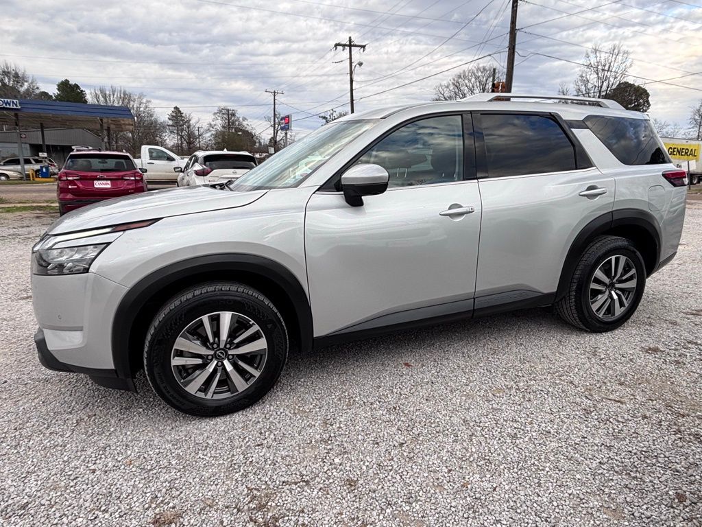 2025 Nissan Pathfinder SL 2WD's photo