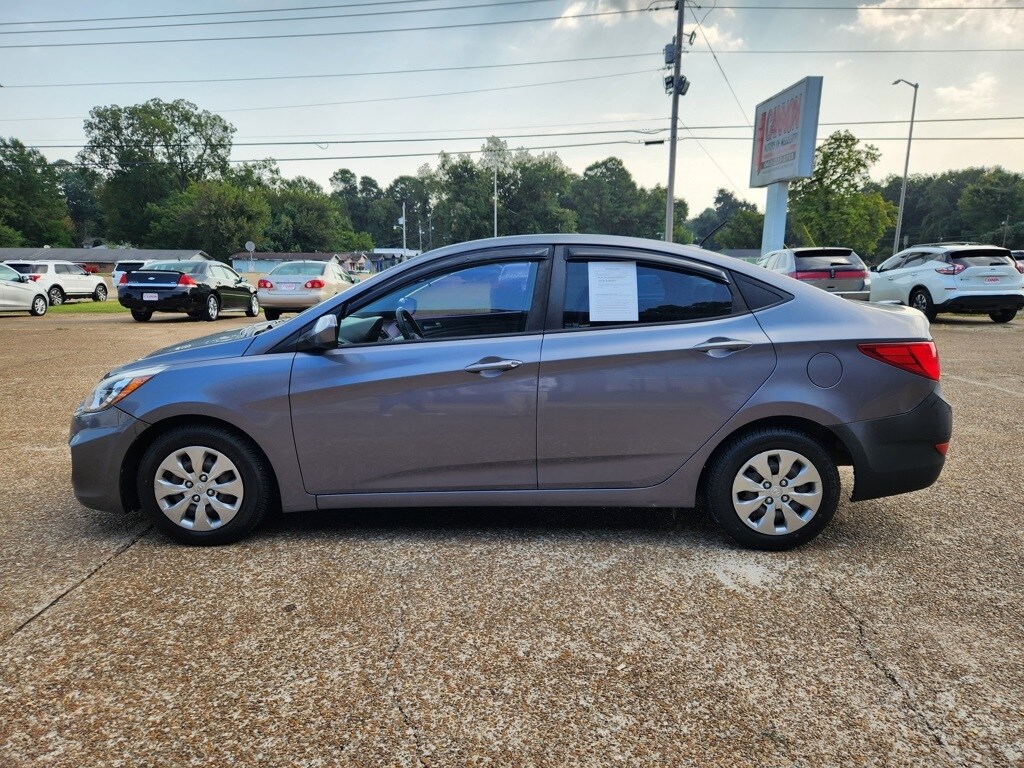 2017 Hyundai Accent SE photo 2