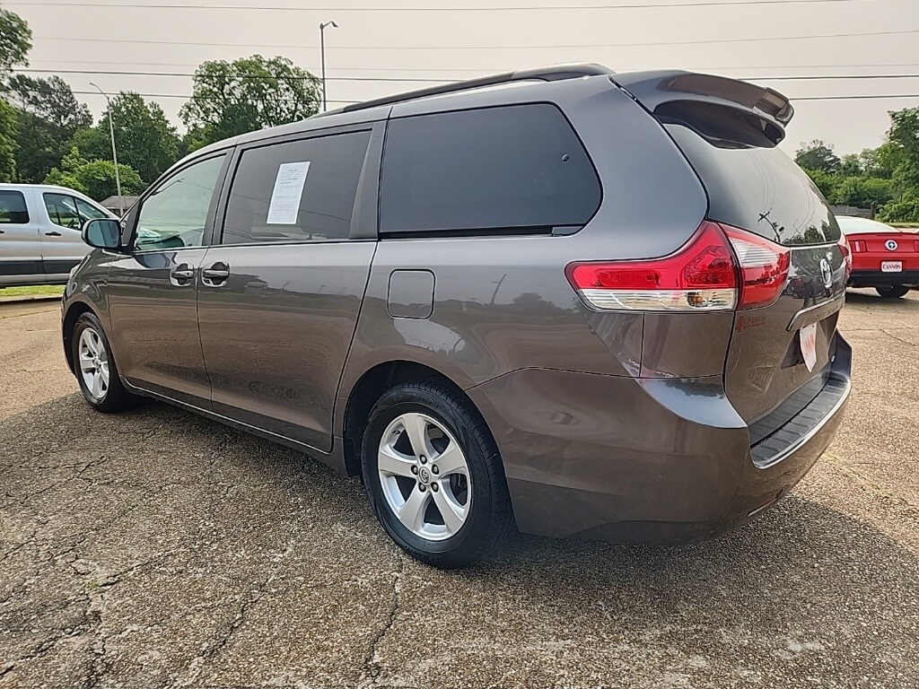 2014 Toyota Sienna L photo 3