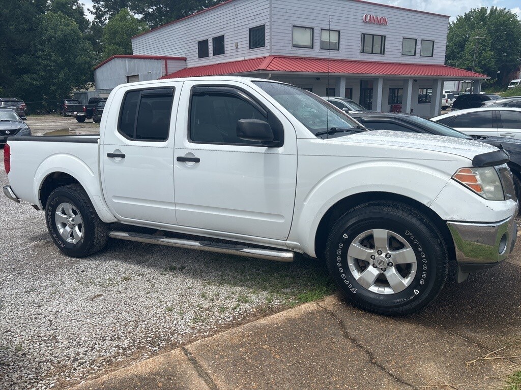 2011 Nissan Frontier SV photo 2