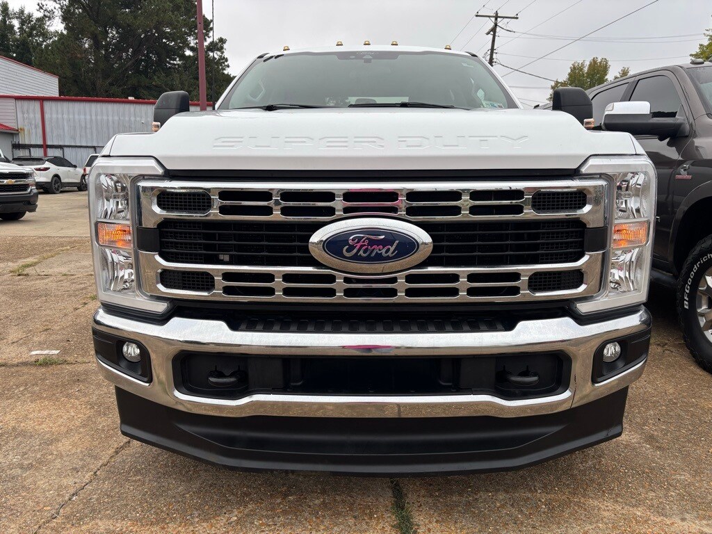 2024 Ford F-350 XLT photo 2