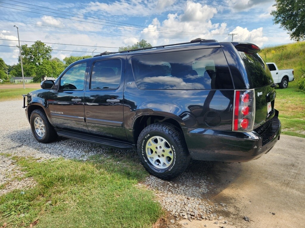 2008 Chevrolet Suburban 1500 LTZ photo 2