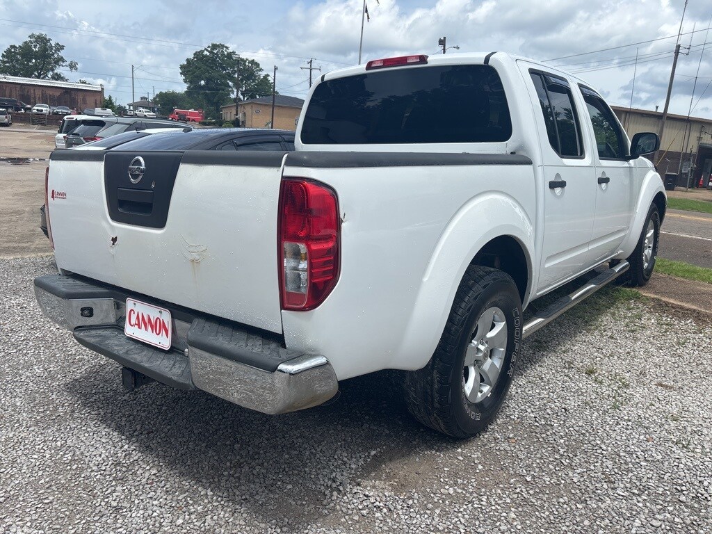 2011 Nissan Frontier SV photo 3