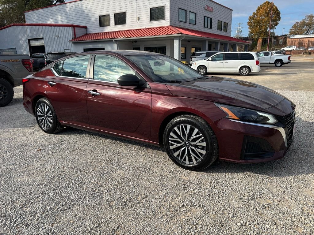 Used 2024 Nissan Altima 2.5 SV Sedan