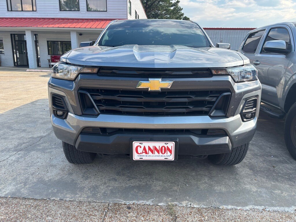 2023 Chevrolet Colorado LT photo 2