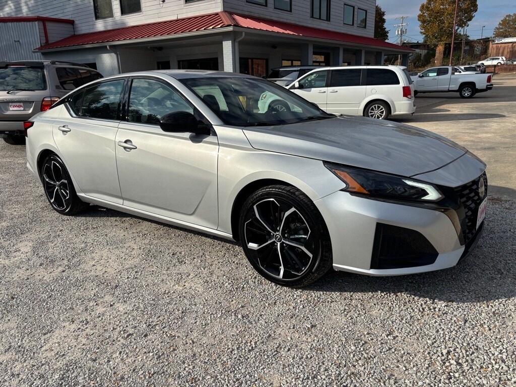 2024 Nissan Altima 2.5 SR photo 3