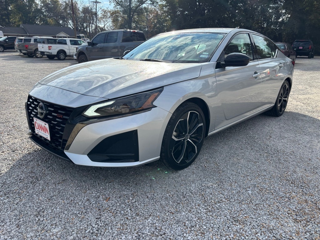 2024 Nissan Altima SR's photo