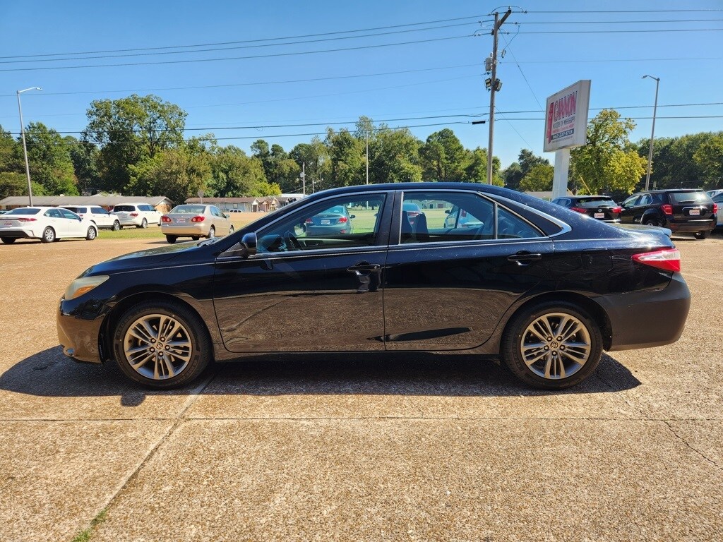 2016 Toyota Camry SE photo 2