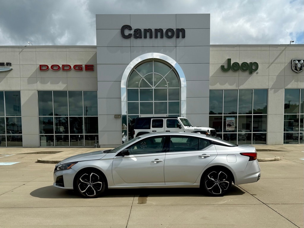 Used 2023 Nissan Altima SR with VIN 1N4BL4CV7PN327366 for sale in Greenwood, MS