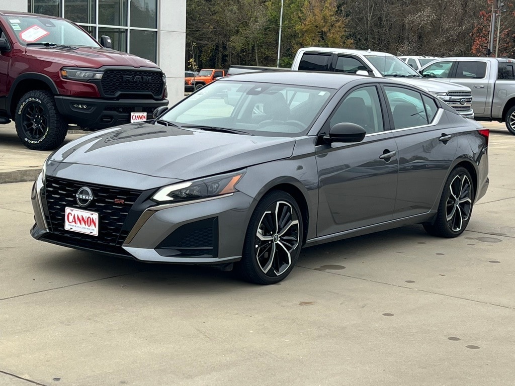 2024 Nissan Altima SR's photo