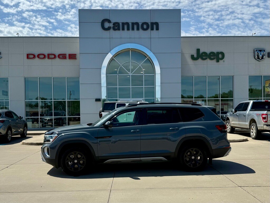Used 2024 Volkswagen Atlas Atlas Peak Edition with VIN 1V2GR2CA2RC568619 for sale in Greenwood, MS