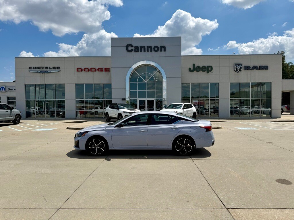 2024 Nissan Altima 2.5 SR photo 2