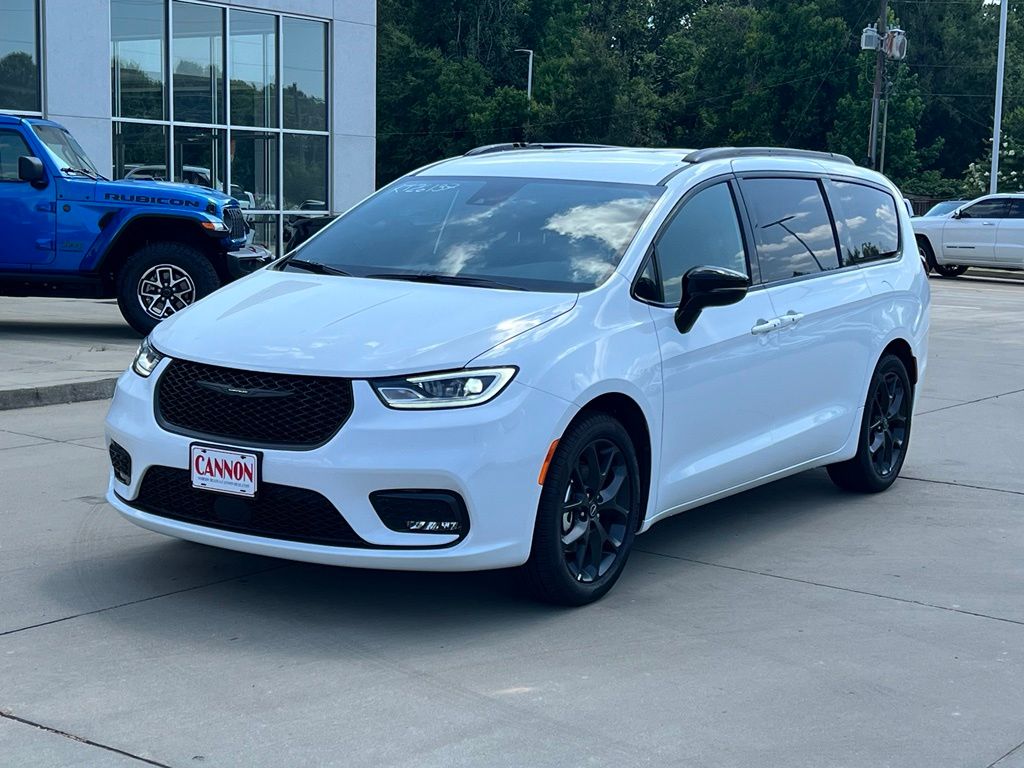 2026 Chrysler Pacifica Select's photo