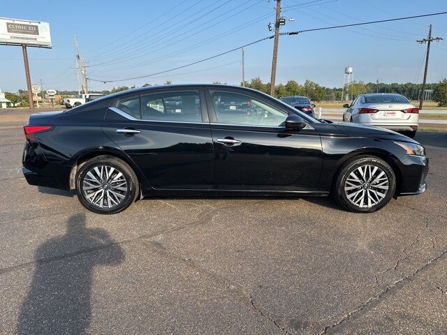 2024 Nissan Altima 2.5 SV photo 2