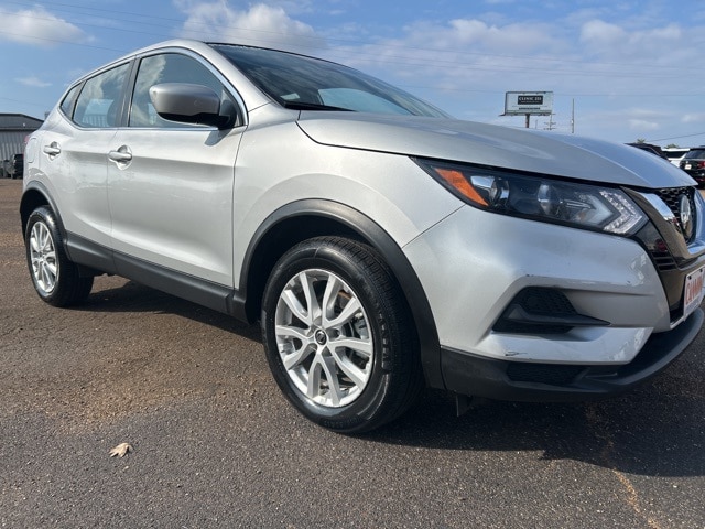 2022 Nissan Rogue Sport S's photo