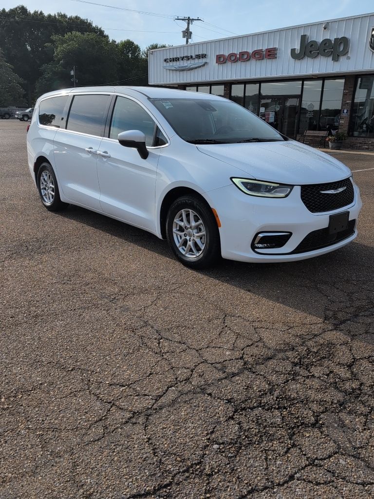 2023 Chrysler Pacifica Touring L's photo