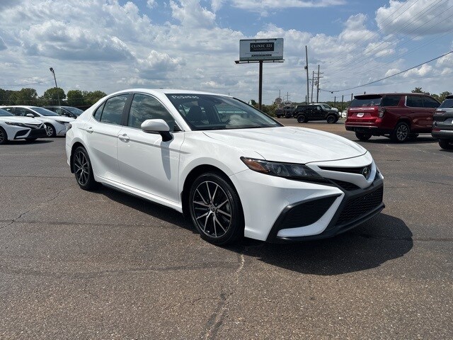 2023 Toyota Camry SE photo 3