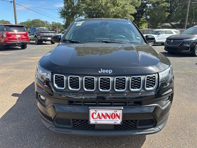 2024 Jeep Compass Latitude photo 2
