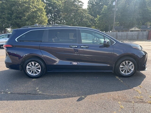 2022 Toyota Sienna XLE photo 4