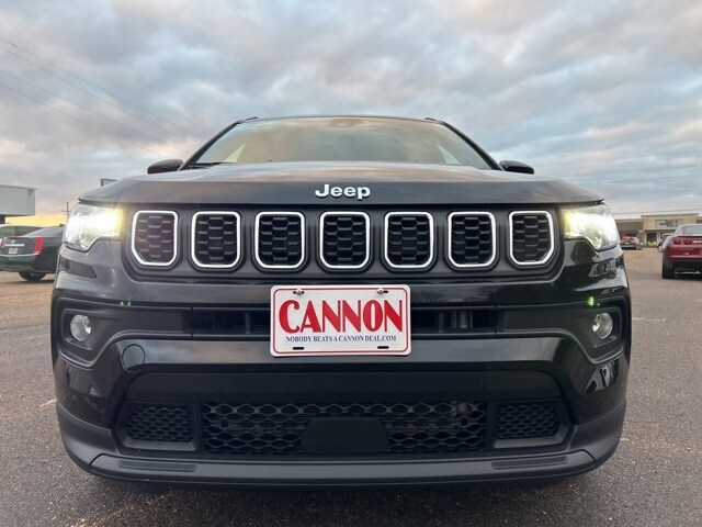 2024 Jeep Compass Latitude photo 3