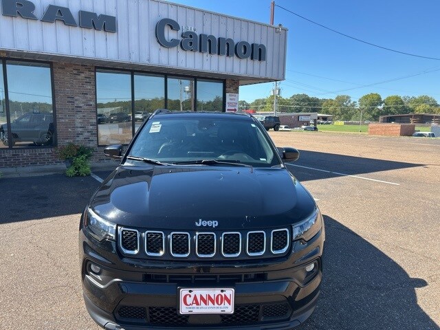 2024 Jeep Compass Latitude photo 3
