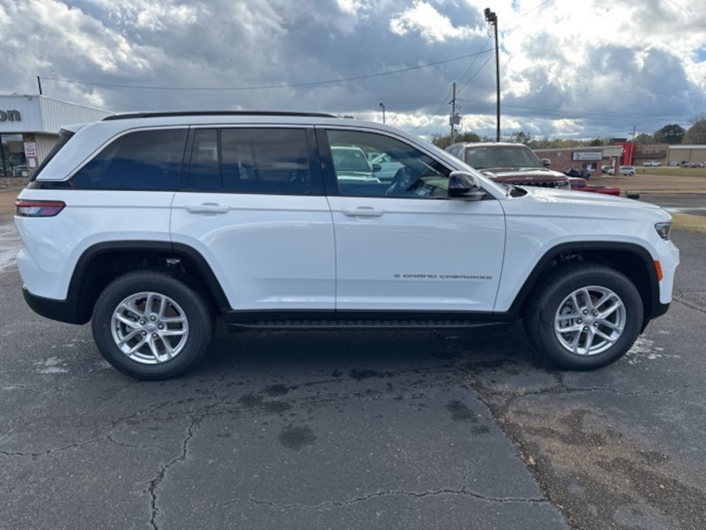 New 2025 Jeep Grand Cherokee Laredo Sport Utility