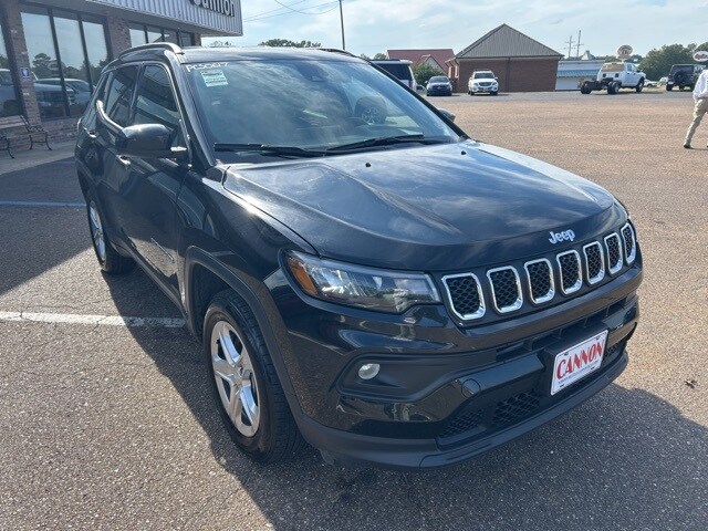 2024 Jeep Compass Latitude photo 2