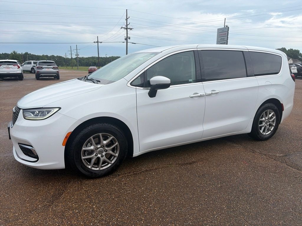 Used 2023 Chrysler Pacifica Touring L Van Passenger Van