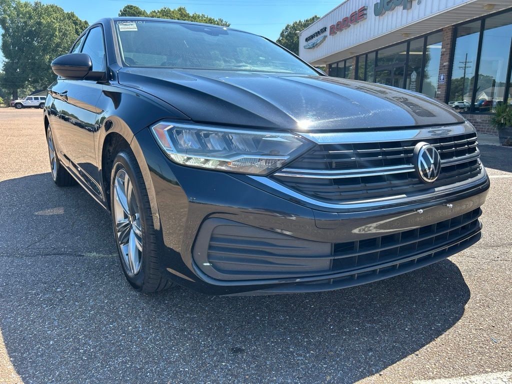 Used 2024 Volkswagen Jetta 1.5T SE Sedan