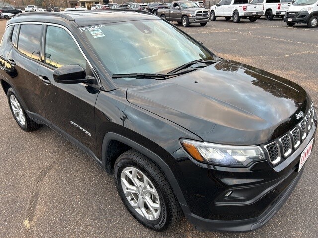 2024 Jeep Compass Latitude photo 2