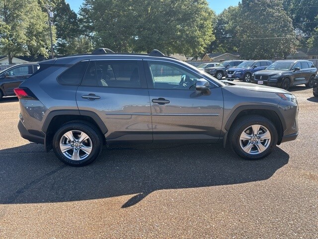 2022 Toyota RAV4 XLE photo 4